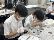 指紋を採取しています。真剣そのものです。