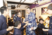 力士の方と一緒に、ちゃんこ鍋を食べます。