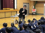 大学関係者の他、各分野の専門家の方に授業をしていただきます。