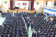 全校生徒、３年生の保護者が体育館に入り挙行しました。