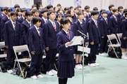 新入生の代表が宣誓をしています。