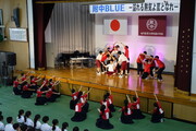 ３年生のクラス発表です。劇とダンスを披露しました。
