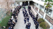 ３年生を見送っています。笑顔、時々涙のお見送りです。